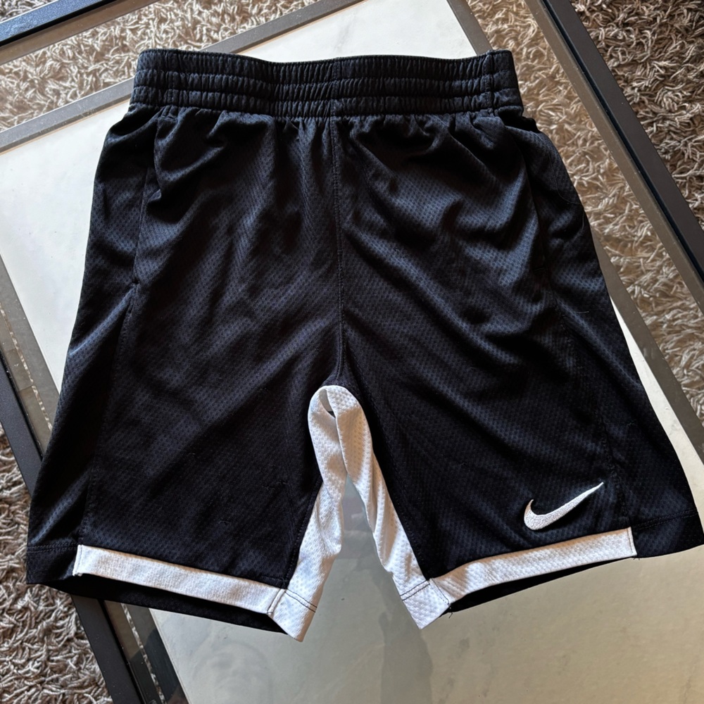 Boys medium black Nike shorts